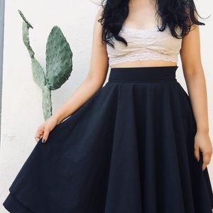BLACK ESSENTIAL ELEGANCE MIDI SKIRT